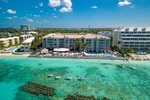 乔治敦Grand Cayman Marriott Resort的享有海滩空中美景和度假胜地