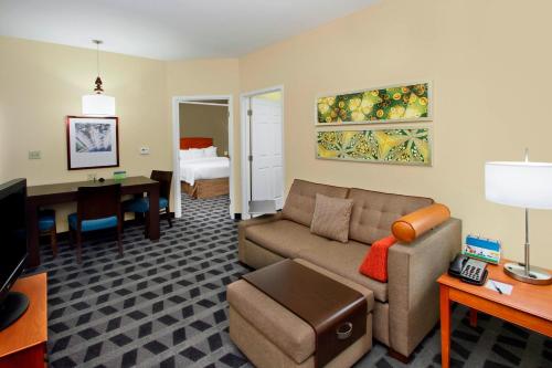 圣何塞圣何塞库比提诺镇广场套房酒店的带沙发的客厅和带卧室的房间