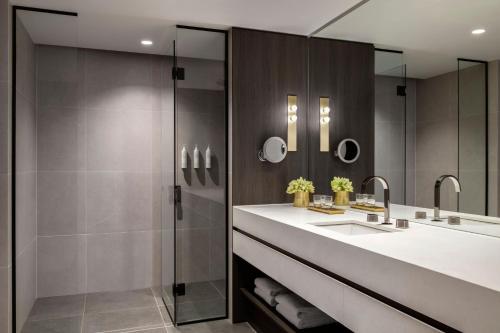 墨尔本Melbourne Marriott Hotel Docklands的一间带水槽和淋浴的浴室