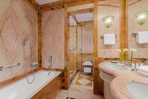 罗马The Westin Excelsior, Rome的带浴缸、水槽和淋浴的浴室