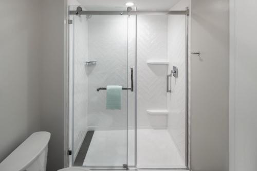 西基隆拿TownePlace Suites by Marriott West Kelowna的浴室里设有玻璃门淋浴