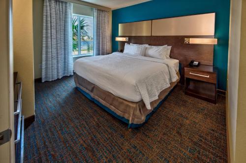 帕诺滩佛特劳德帕诺海滩中心酒店的一间设有大床和窗户的酒店客房