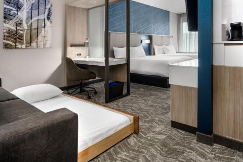 夏洛特SpringHill Suites by Marriott Charlotte Airport Lake Pointe的酒店客房配有两张床和一张书桌