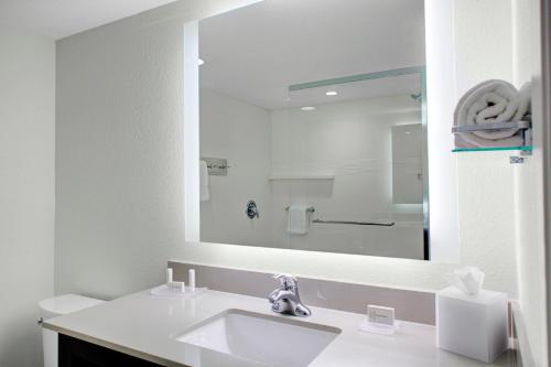 布鲁姆菲尔德Residence Inn by Marriott Boulder Broomfield/Interlocken的一间带水槽和大镜子的浴室