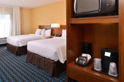 法明顿Fairfield Inn & Suites Farmington的酒店客房设有两张床和一台平面电视。