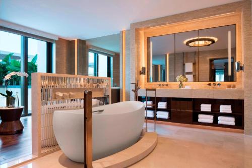 澳门澳门JW万豪酒店的带浴缸、水槽和镜子的浴室