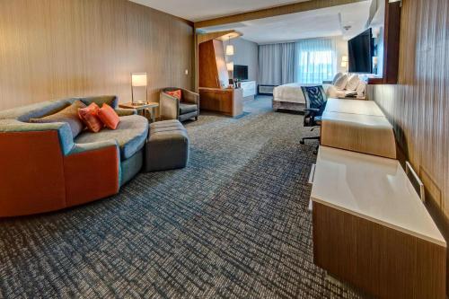 韦斯特伯里韦斯特伯里长岛万怡酒店的配有一张床和一张书桌的酒店客房