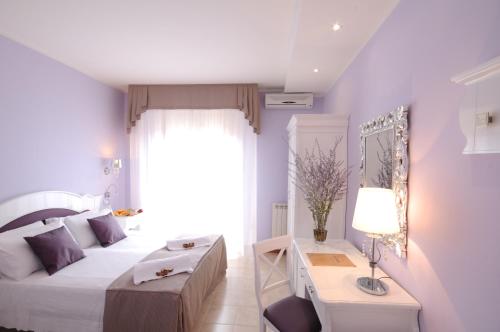 蒙特普齐亚诺伊都耶奇尼酒店的一间卧室配有一张床、一张书桌和一个窗户。