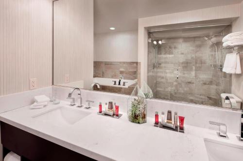 普罗沃普罗沃万豪酒店&会议中心的白色的浴室设有水槽和淋浴。
