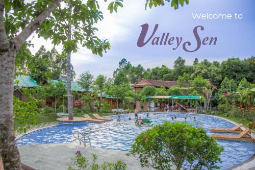 富国Phu Quoc Valley Sen Bungalow的山谷野生动物园度假村的游泳池