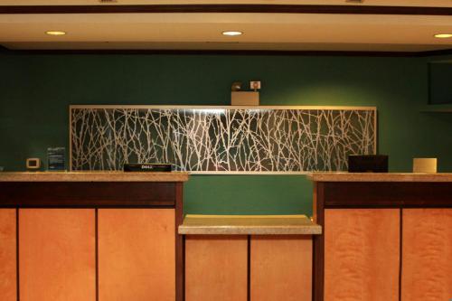 费尔蒙特Fairfield Inn & Suites by Marriott Fairmont的餐厅的酒吧,有绿色的墙壁