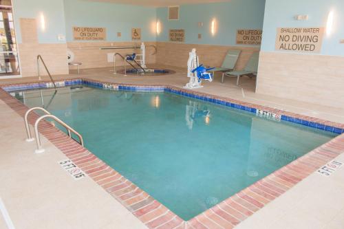 萨姆特萨姆特万豪春季山丘套房酒店的医院里的一个大型游泳池