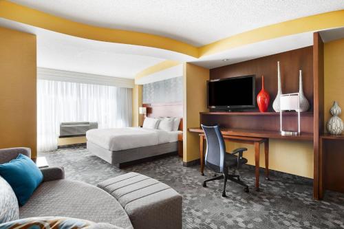 纽瓦克纽瓦克市中心万怡酒店的配有一张床和一张书桌的酒店客房
