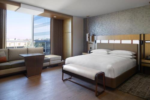 列克星敦Lexington Marriott City Center的一间卧室配有一张大床和一张沙发