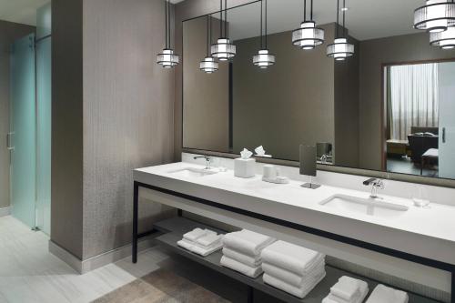 列克星敦Lexington Marriott City Center的一间带两个盥洗盆和大镜子的浴室