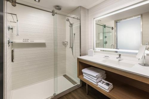 华盛顿AC Hotel by Marriott Washington DC Downtown的一间带水槽和淋浴的浴室