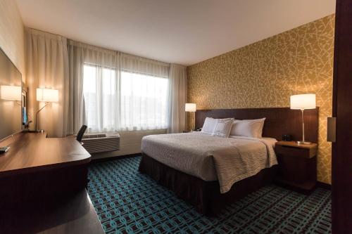 里贾纳里贾纳万豪费尔菲尔德客栈的酒店客房设有床和窗户。