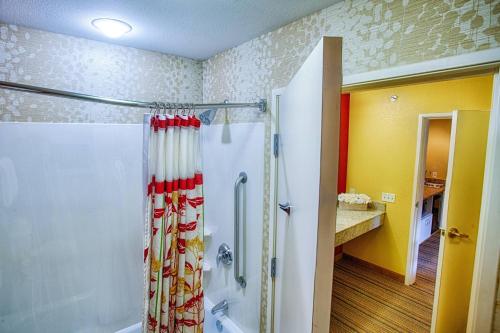 Moorhead明尼苏达州穆尔黑德法戈庭院酒店的带淋浴和浴帘的浴室