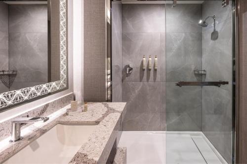 俄克拉何马城Renaissance Oklahoma City Downtown Bricktown Hotel的带淋浴和盥洗盆的浴室