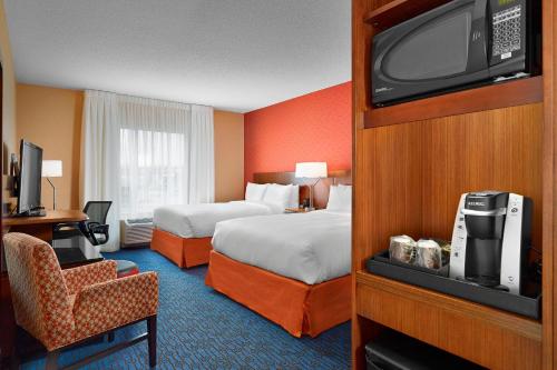 圣约翰斯Fairfield Inn & Suites by Marriott St. John's Newfoundland的酒店客房设有两张床和电视。