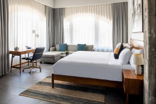 波特兰海洛傲途格精选酒店的酒店客房设有一张大床和一张书桌。