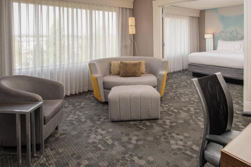 波特兰Courtyard by Marriott Portland Airport的酒店客房 - 带一间卧室和一张床