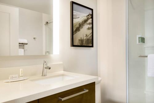 斩魔山TownePlace Suites by Marriott Outer Banks Kill Devil Hills的一间带水槽和镜子的浴室