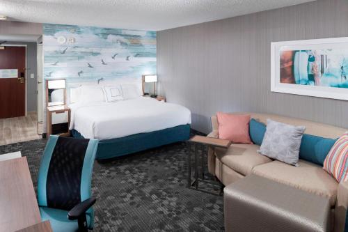 卡罗来纳比奇卡罗莱纳卡特雅德海滩公寓的酒店客房,配有床和沙发