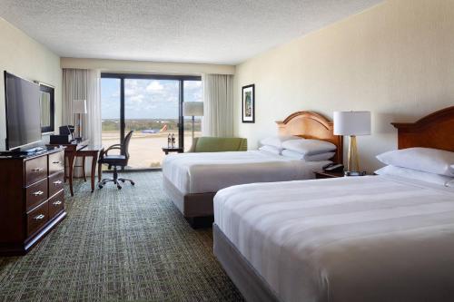 坦帕坦帕机场万豪酒店的酒店客房设有两张床和一台平面电视。