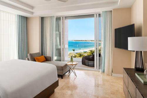 普罗维登西亚莱斯岛The Ritz-Carlton Residences, Turks & Caicos的一间卧室配有一张床,享有海景