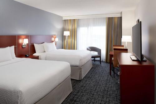 多瓦尔蒙特利尔机场费尔菲尔德万豪套房酒店的酒店客房配有两张床和一张书桌