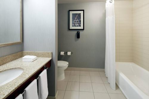 多瓦尔蒙特利尔机场费尔菲尔德万豪套房酒店的浴室配有盥洗盆、卫生间和浴缸。