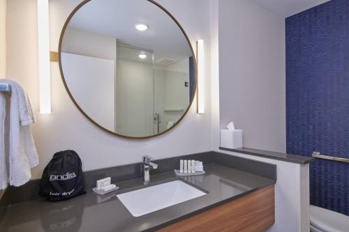 杰斐逊维尔Fairfield Inn & Suites by Marriott Louisville Jeffersonville的一间带水槽和镜子的浴室