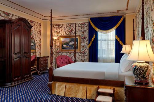 里贾纳萨斯卡特彻温省签名系列酒店的一间卧室配有床、梳妆台和台灯。