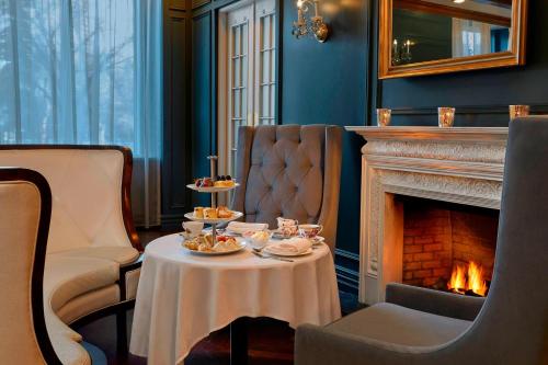 里贾纳萨斯卡特彻温省签名系列酒店的一间带桌子和壁炉的用餐室
