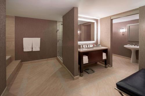 多伦多多伦多伊顿中心万豪酒店的大型浴室设有水槽和淋浴。