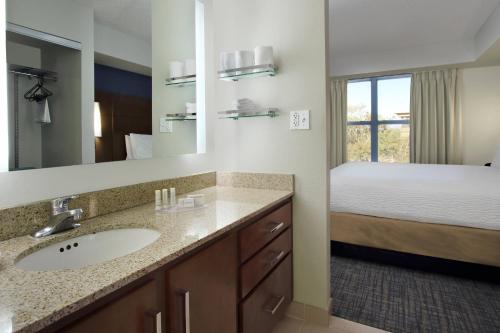 斯科茨北斯科茨代尔原住客栈酒店的一间带水槽的浴室和一张位于客房内的床