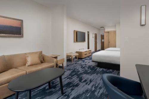 罗内特公园Fairfield Inn & Suites by Marriott Santa Rosa Rohnert Park的酒店客房设有一张沙发和一张床