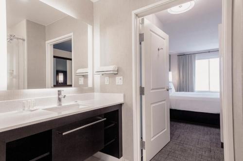 雷德兰兹Residence Inn by Marriott Loma Linda Redlands的白色的浴室设有水槽和一张床