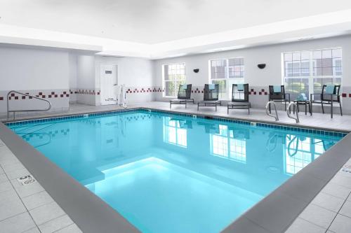 普罗沃普罗沃万豪原住客栈的蓝色的游泳池,位于酒店客房内