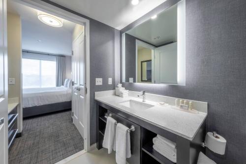 里士满Residence Inn by Marriott Richmond at the Notch的一间带水槽和大镜子的浴室