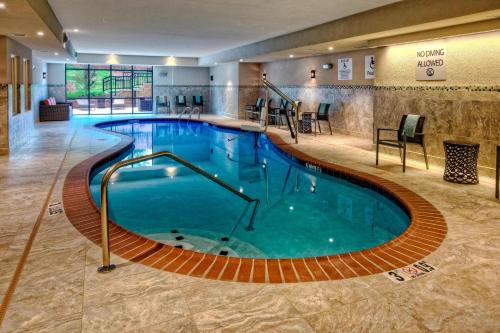牛津牛津万怡酒店的酒店大堂的大型游泳池