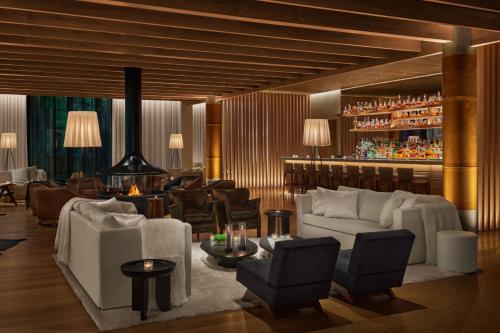 雷克雅未克The Reykjavik EDITION的客厅配有白色家具和酒吧