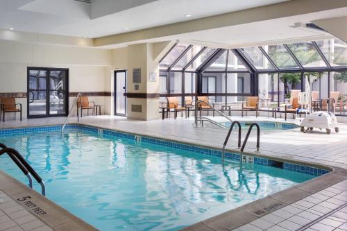 威洛格罗夫费城威洛格洛夫万怡酒店的一座配有桌椅的酒店游泳池