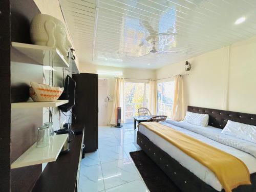 卡纳塔尔IN APPLE ESTATE KANATAL - Himalayan View Resort with Courteous Staff的一间卧室,卧室内配有一张大床