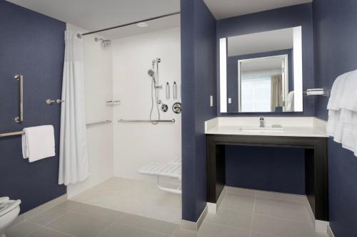 克拉克马斯Residence Inn by Marriott Portland Clackamas的一间带水槽、卫生间和镜子的浴室
