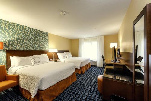 梅里迪恩梅里迪恩费尔菲尔德客栈由万豪管理的酒店客房设有两张床和一台平面电视。
