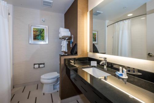 梅里迪恩梅里迪恩费尔菲尔德客栈由万豪管理的一间带水槽、卫生间和镜子的浴室
