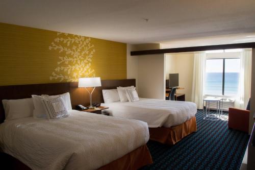 沃尔顿堡滩沃尔顿堡滩西德斯坦万豪费尔菲尔德套房酒店的酒店客房设有两张床和窗户。