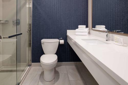 斯波坎波坎市中心费尔菲尔德客栈的浴室配有卫生间、盥洗盆和淋浴。